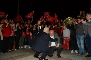 G&uuml;r&uuml;n ve G&uuml;m&uuml;ş meydanda Zeybek oynadı