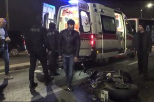 Motosiklet otomobille &ccedil;arpıştı