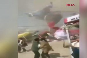 Oyun parkında fırtına dehşeti: 2 &ccedil;ocuk &ouml;ld&uuml;, 18 &ccedil;ocuk yaralandı