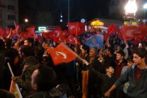 Simav'da, AK Parti'li Bi&ccedil;er'in se&ccedil;ilmesi 41 pare top atışıyla kutlandı