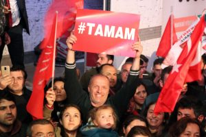 B&ouml;cek, zaferini partililerle paylaştı: " Antalya kazandı, demokrasi kazandı."