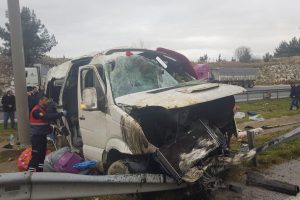 Tarım iş&ccedil;ilerini taşıyan minib&uuml;s devrildi: 1 &ouml;l&uuml;, 11 yaralı