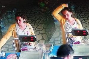 &Ouml;fkeli kalabalık Zeynep'in katil zanlısının evini yaktı