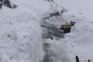 Ulaşıma kapanan kara yolu ulaşıma a&ccedil;ıldı
