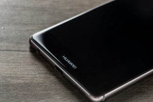 Huawei: Ekranın altını ince yapabilirdik ama yapmadık