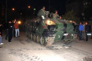 'Ara&ccedil;ları ezin, halka ateş edin' emrini mahkemede inkar etti