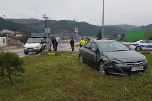 Hatalı d&ouml;n&uuml;ş yapan kamyonet kazaya sebep oldu