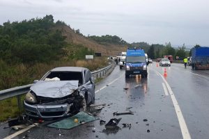 Otomobille minib&uuml;s &ccedil;arpıştı! Yaralılar var