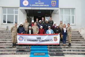 Down sendromlu &ouml;ğrencilerden jandarmaya ziyaret