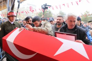 Şehit S&ouml;zleşmeli Er Mustafa Ergen'i binlerce kişi uğurladı