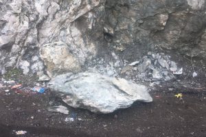 Mir Kalesi'nden d&uuml;şen kayalar mahalleliyi tedirgin ediyor