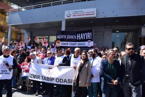 200 doktor 10 kişinin doktora saldırısını protesto etti