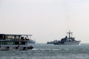 NATO'nun mayın arama gemisi İstanbul Boğazı'ndan ge&ccedil;ti