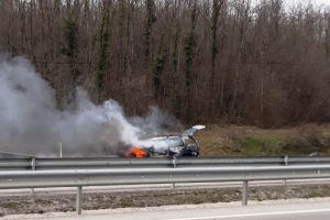 Seyir halindeki otomobil alev aldı! Uzun ara&ccedil; kuyruğu oluştu