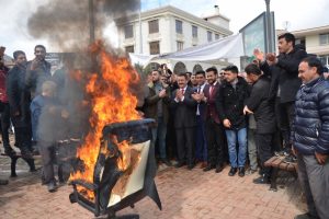 Başkan se&ccedil;ildi, ilk işi makam koltuğunu yakmak oldu