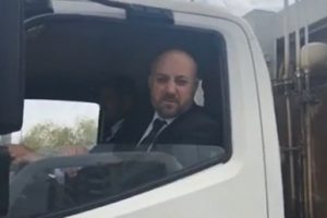 Se&ccedil;imi kazanan başkanın ilk icraatı &ccedil;&ouml;p toplamak oldu