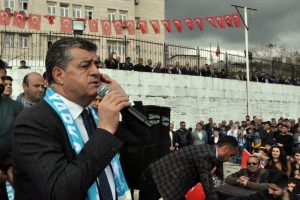 Şırnaklılar se&ccedil;imi AK Partili adayın kazanmasını halaylarla kutladı