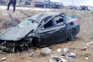 Otomobil şarampole devrildi, 1'i bebek 3 &ouml;l&uuml;, 2 yaralı