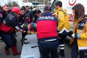 20 metreden aşağıya u&ccedil;maktan son anda kurtuldular: 2 yaralı