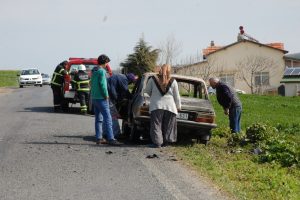 Tarlada &ccedil;alışırken park halindeki otomobili yandı