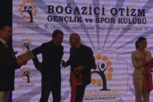 Abdullah Avcı, otizmde farkındalık gecesine katıldı