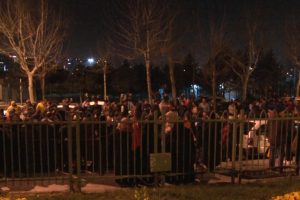 AK Partililer parti il binası &ouml;n&uuml;nde toplandı