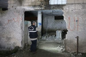 Başından vurulmuş olarak hastaneye getirilen kişi &ouml;ld&uuml;
