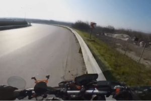 Bursa'da virajı alamayan motosiklet s&uuml;r&uuml;c&uuml;s&uuml; bariyerlere &ccedil;arptı