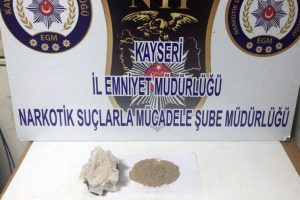 Otomobilinde eroin bulunan İranlı s&uuml;r&uuml;c&uuml;ye g&ouml;zaltı