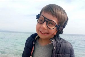 G&ouml;rme sorunu yaşayan Mert i&ccedil;in &ouml;zel g&ouml;zl&uuml;k &uuml;retildi