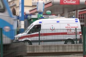 Yolun karşısına ge&ccedil;meye &ccedil;alışan &ccedil;ocuğa tramvay &ccedil;arptı