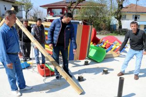 Se&ccedil;imi kaybeden muhtar parkı s&ouml;kt&uuml;