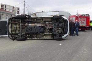 Minib&uuml;s devrildi! 4 yaralı