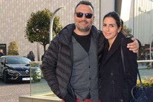Ali Sunal eşinin elini bir an olsun bırakmadı