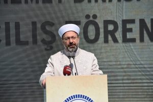 Erbaş: Camilerimizi eğitim merkezleri haline getirmeye &ccedil;alışıyoruz