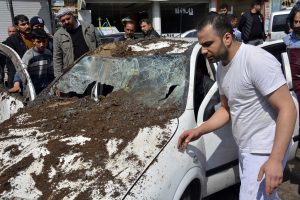 Otomobil, &ccedil;&ouml;ken duvarın altında kaldı