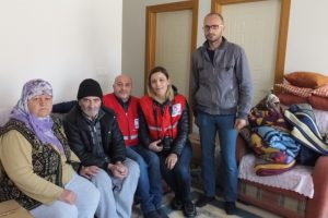Evi yanan aileye Kızılay, sahip &ccedil;ıktı