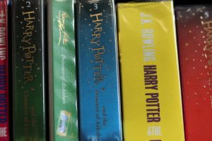 'Dine aykırı' diyerek Harry Potter kitaplarını yaktılar!