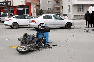 Otomobille &ccedil;arpışan motosikletli ağır yaralı