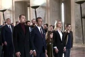 Ekrem İmamoğlu ve ailesi Anıtkabir'i ziyaret etti