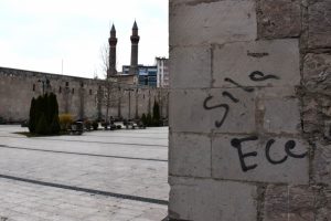 Tarihi medreselerde sprey boyalı ayıp
