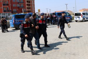 FET&Ouml; ş&uuml;phelisi eski emniyet m&uuml;d&uuml;r&uuml; ve akademisyen sınırda yakalandı