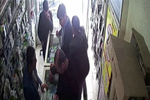 Telefonunu &ccedil;alan kapka&ccedil;&ccedil;ıyı tekmeyle yere serdi