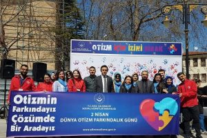 Otizme farkındalık i&ccedil;in el izi bıraktılar