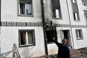 Yangında, pencereden sarkıtılan anne ve oğlunu esnaf kurtardı