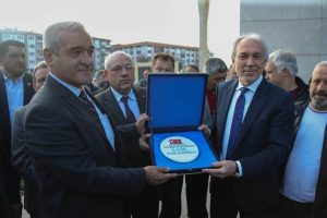 Belediye personelinden Başkan Sara&ccedil;oğlu'na duygusal veda