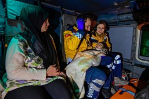 &Ccedil;anakkale k&uuml;&ccedil;&uuml;k kız helikopterle hastaneye ulaştırıldı