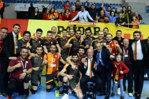 Sarı-kırmızılı ekip, yarı finale y&uuml;kseldi