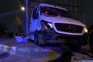 Bursa'da iş&ccedil;ileri taşıyan servis minib&uuml;s&uuml; kaza yaptı: 14 yaralı