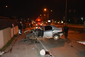 Bursa'da otomobil gezintisi &ouml;l&uuml;mle sonu&ccedil;landı: 1 &ouml;l&uuml;, 2 ağır yaralı